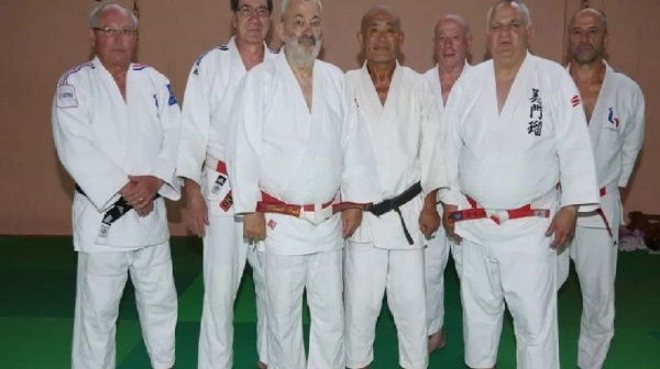 Le Comité de Judo des Pyrénées Atlantiques, son Comité Direction et tous ses licenciés, ont une énorme pensée émue pour la famille de Claude DUBOS, ancien Président et actuel Président d’honneur de la Ligue Nouvelle Aquitaine Judo Jujitsu